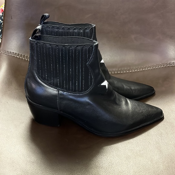 Worn once inside. Boutique brand "inspired" black bootie with white star - Picture 4 of 5